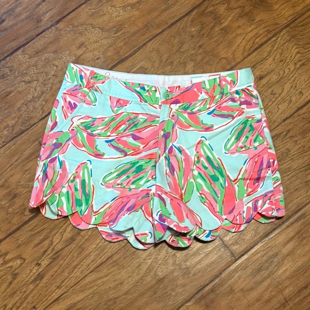 Lilly Pulitzer Buttercup Scalloped Shorts In the Vias Size 2 Floral Tropical